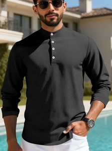 Dettaglio del tessuto a nido d'ape nero e del collo Henley bottonato sulla polo da uomo