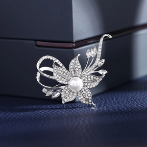 Spilla floreale elegante con strass scintillanti e perla su una scatola regalo