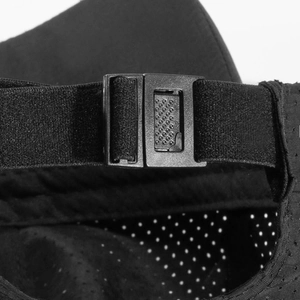 Schwarze atmungsaktive Mesh-Baseballkappe mit elastischem Gurt und Kunststoffschnalle