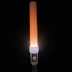 Detailansicht des orangefarbenen LED-Leuchtstabs mit weißem Griff und hellem Leuchteffekt