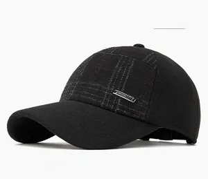 Détail d'une casquette d'hiver à carreaux noirs avec plaque en métal MQWRID