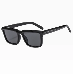 Vue latérale de lunettes de soleil carrées noires avec verres gris foncé et monture