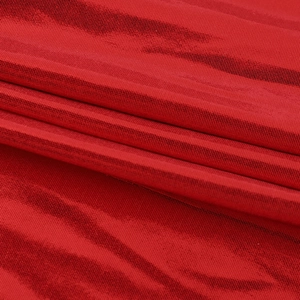 Macro de la texture d'un tissu rouge haute densité avec lustre soyeux et tissage
