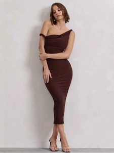 Robe mi-longue marron foncé à une épaule avec coupe ajustée et détails plissés élégants