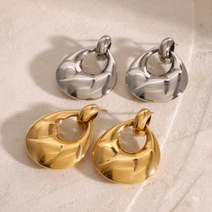 Boucles d'oreilles gouttes irrégulières en or et argent avec texture de surface ondulée
