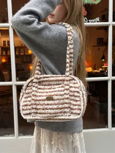 Sac bandoulière pelucheux à rayures marron et blanc avec texture laine d'agneau douce
