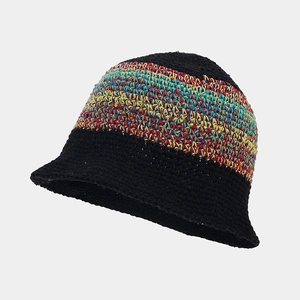 Détail du chapeau bob au crochet fait main avec texture rayée arc-en-ciel et maille creuse