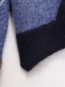 Dettaglio del tessuto a maglia a rombi blu e nero con bordo a coste morbido