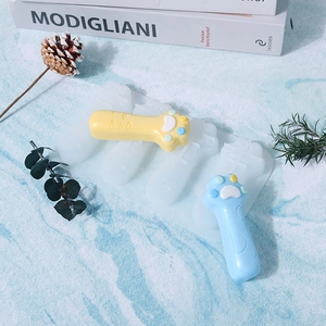 Dettaglio dello stampo in silicone a 4 cavità a zampa di gatto con decorazioni in resina