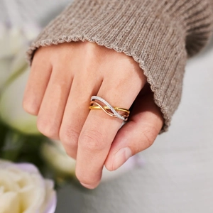 Bague entrelacée tricolore en argent s925 avec design ondulé et zircons sertis