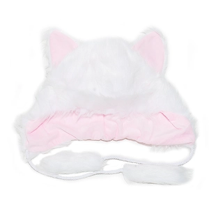 Dettaglio del cappello da aviatore in peluche bianco con orecchie di gatto e lacci lunghi