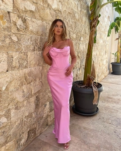 Detail des rosa Satin-Maxikleids mit Korsett-Oberteil und schmalen Trägern für Damen