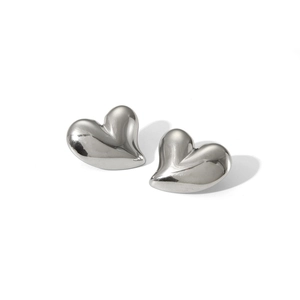 Vue détaillée des boucles d'oreilles cœur 3D en argent poli avec plis verticaux élégants