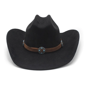 Détail d'un chapeau de cowboy noir en daim avec bandeau en cuir et perles turquoise