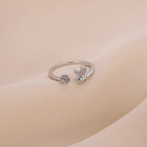 Anello aperto minimalista in argento con ape e rosa e zirconi scintillanti per donna