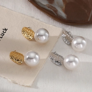 Hammered gold and silver stainless steel earrings with pearl pendants in two colors