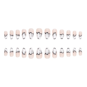Halloween kunstnagels amandelvorm met schattig spookpatroon en zwart-wit ontwerp