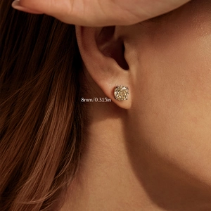 Eleganti orecchini a lobo 8mm in argento S925 con taglio a rosa gialla sul modello