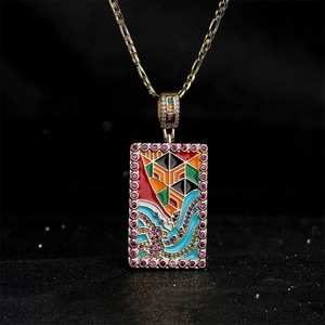 Collana placcata oro 18K con pendente rettangolare in smalto e bordo di gemme viola