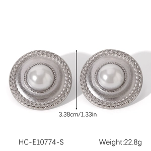 Detailed size view of silver vintage pearl earrings with 3.38cm diameter measurement