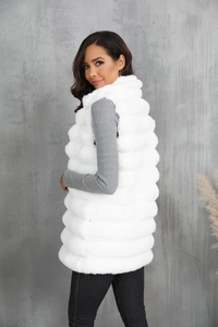 Vue arrière détaillée d'un long gilet en fausse fourrure blanche montrant la texture matelassée