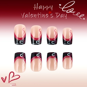 Korte glanzende kunstnagels met hartjes en glitters voor Valentijnsdag