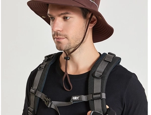 Gros plan du chapeau de soleil marron avec filet respirant et mentonnière réglable