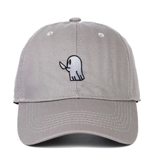 Détail de la broderie fantôme blanc avec couteau sur casquette en coton gris