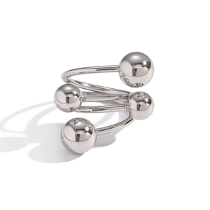 Details vom silbernen Spiralring mit vier Metallkugeln und poliertem geometrischem Finish