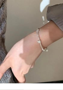 Vista dettagliata del bracciale a farfalla in argento al polso con dettagli scintillanti