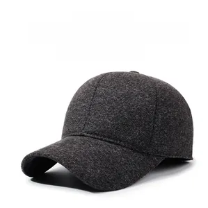 Dettaglio cappello invernale grigio con trama in lana e logo metallico GK argento