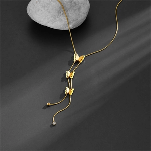 Collier papillon en titane doré avec pompons en zircon et chaîne serpent élégante
