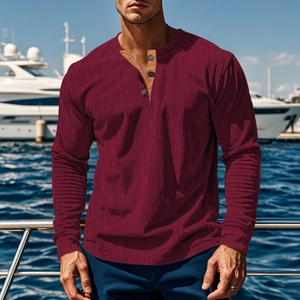 Detail eines burgunderfarbenen Henley-Shirts mit Kontrastkragen und Metallknöpfen