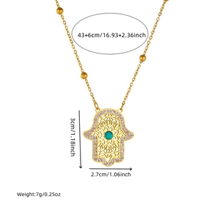 Goldene Hamsa-Hand-Halskette mit Türkis-Inlay und Kristall-Details an einer Kugelkette