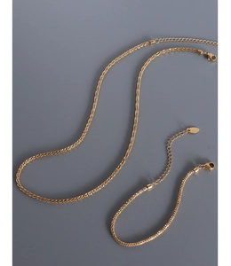 Detail of K18 gold textured star chain set with lobster clasp and extension link