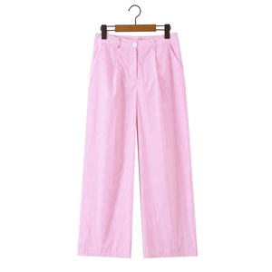 Dettaglio dei pantaloni a righe verticali rosa e bianche con pieghe e bottone bianco