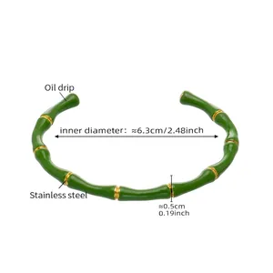 Dettaglio del bracciale rigido in acciaio inossidabile verde con motivo a bambù