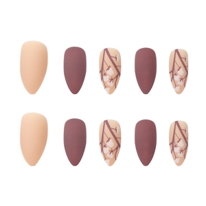Unghie finte a mandorla opache con motivi floreali in beige e malva scuro