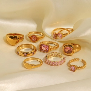 Set aus 9 Goldringen mit rosa Zirkonia auf beiger Seide, Herz- und quadratische Designs