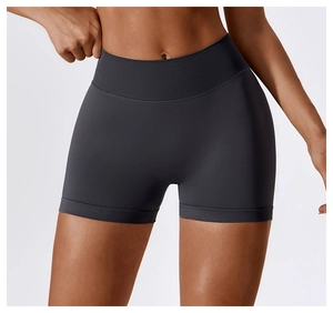 Gros plan du short de yoga sans couture taille haute montrant la ceinture côtelée et le tissu