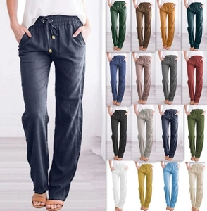Détail du pantalon large en coton et lin montrant la palette de couleurs et la texture