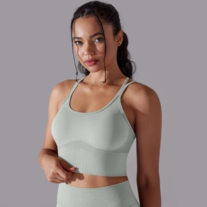 Détail d'un soutien-gorge de sport vert sauge avec bretelles croisées et bande côtelée