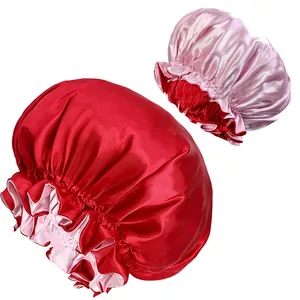 Dettaglio delle cuffie da notte in raso a doppio strato rosse e rosa con bordi a balze