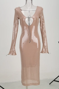Detalle de vestido de lentejuelas oro rosa con escote en V profundo y lazos finos