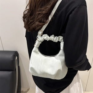 Modische minzgrüne halbmondförmige Tasche mit Raffung, Gurt und goldenen Details