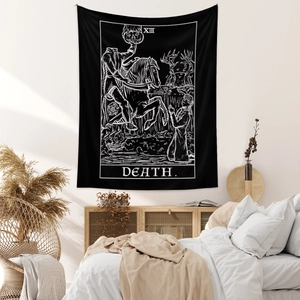 Detail eines schwarz-weißen Tarot-Tod-Wandteppichs an einer Schlafzimmerwand