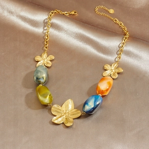 Collier chaîne en acier doré avec perles colorées et pendentifs fleurs de camélia