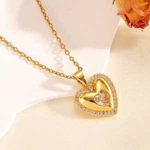 Dettaglio ravvicinato della collana con cuore dorato e pietre di zircone lucide