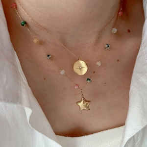 Collier double rang doré avec pendentifs étoile et lune et perles colorées