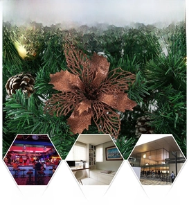 Gros plan d'un poinsettia évidé à paillettes bronze avec décorations et exemples de scènes